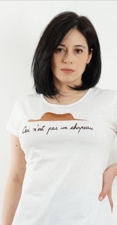 Alternative view of Ceci n'est pas un chapeau